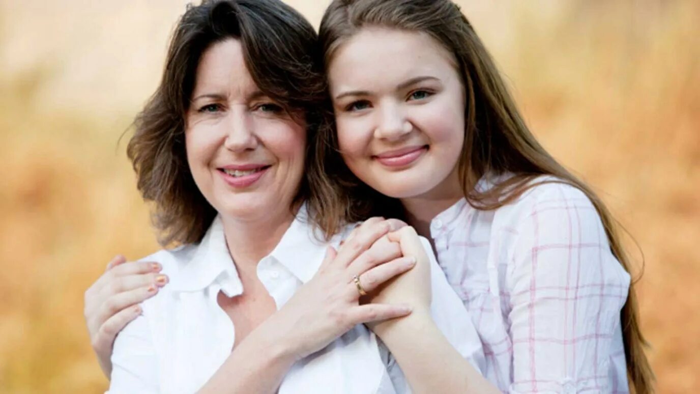 Mother and daughter family. Фотосессия с мамой взрослая дочь. Дочь. Мама обнимает дочь. Женщина со взрослыми детьми.