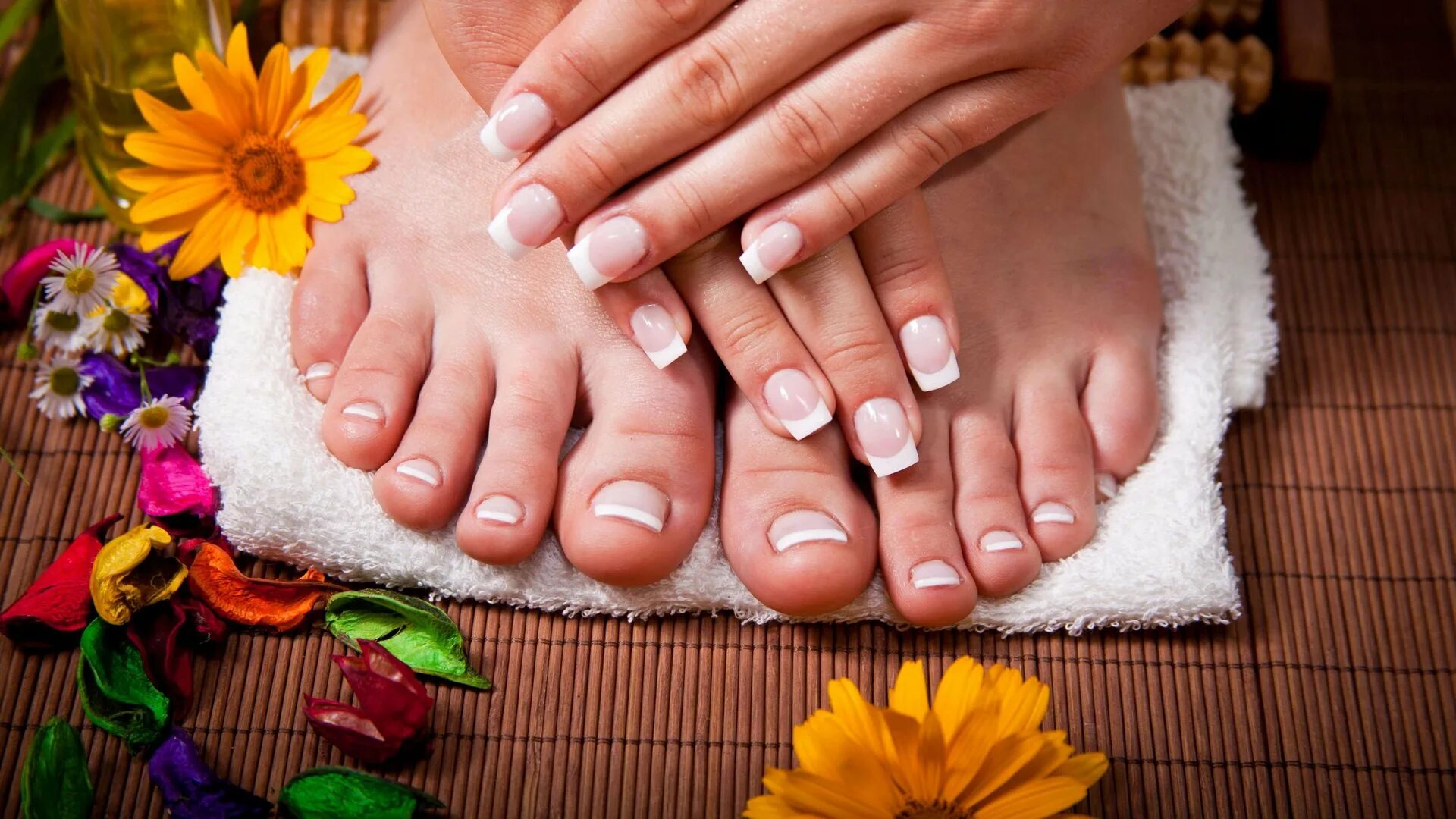 Manicure pedicure. Маникюр и педикюр. Педикюр. Красивый маникюр и педикюр. Маникюр и педикюр в одном стиле.