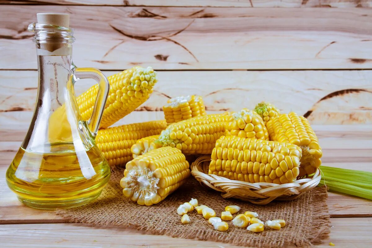 Corn oil. Кукурузное масло. Кукуруза с маслом. Масло из кукурузы. Кукурузное масло для волос.