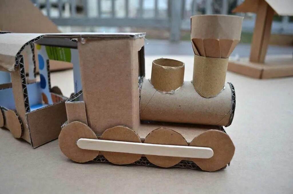 Танк из втулок от туалетной бумаги. Поделка паровозик из картона. Поделка поезд из картона. Паровозик из втулок. Поделка паровозик для детского сада.