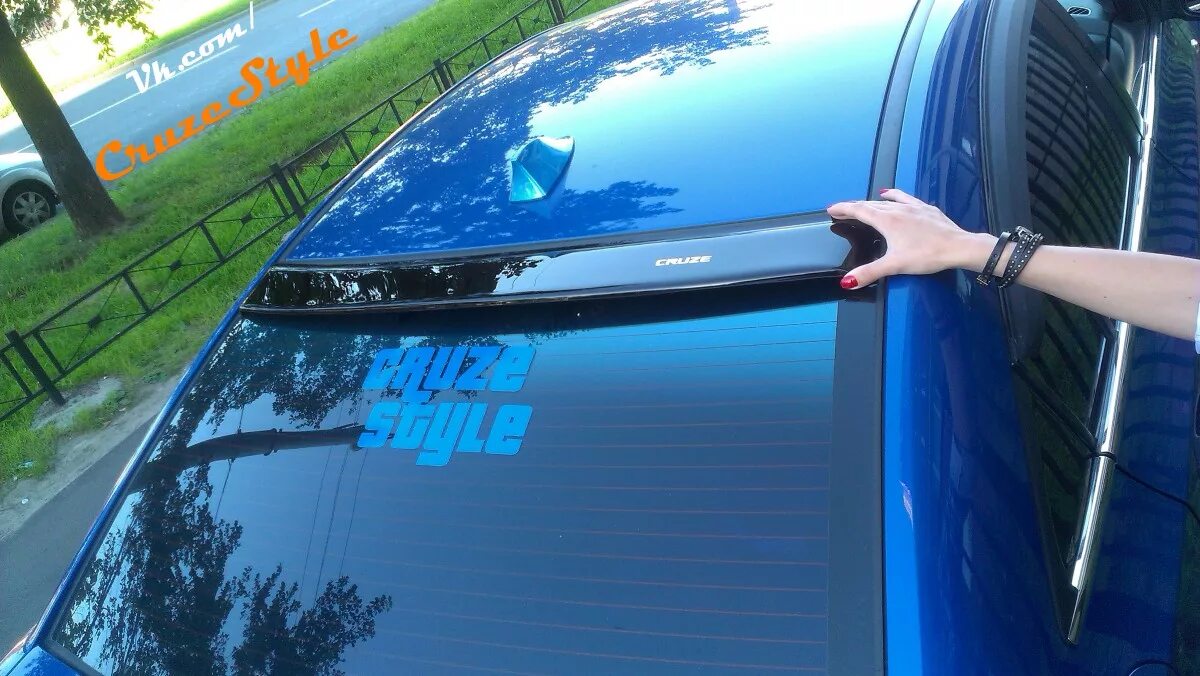 Шевроле круз kmk glass. Шевроле круз седан 2011 заднее стекло. Заднее стекло шевроле круз седан. Козырек на заднее стекло шевроле круз седан. Дефлектор заднего стекла шевроле круз седан.