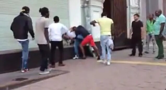 мальчик обезьяна в африке. нигерийские девушки. нигерия обычные девушки. таджичка неграми. негр улыбается.