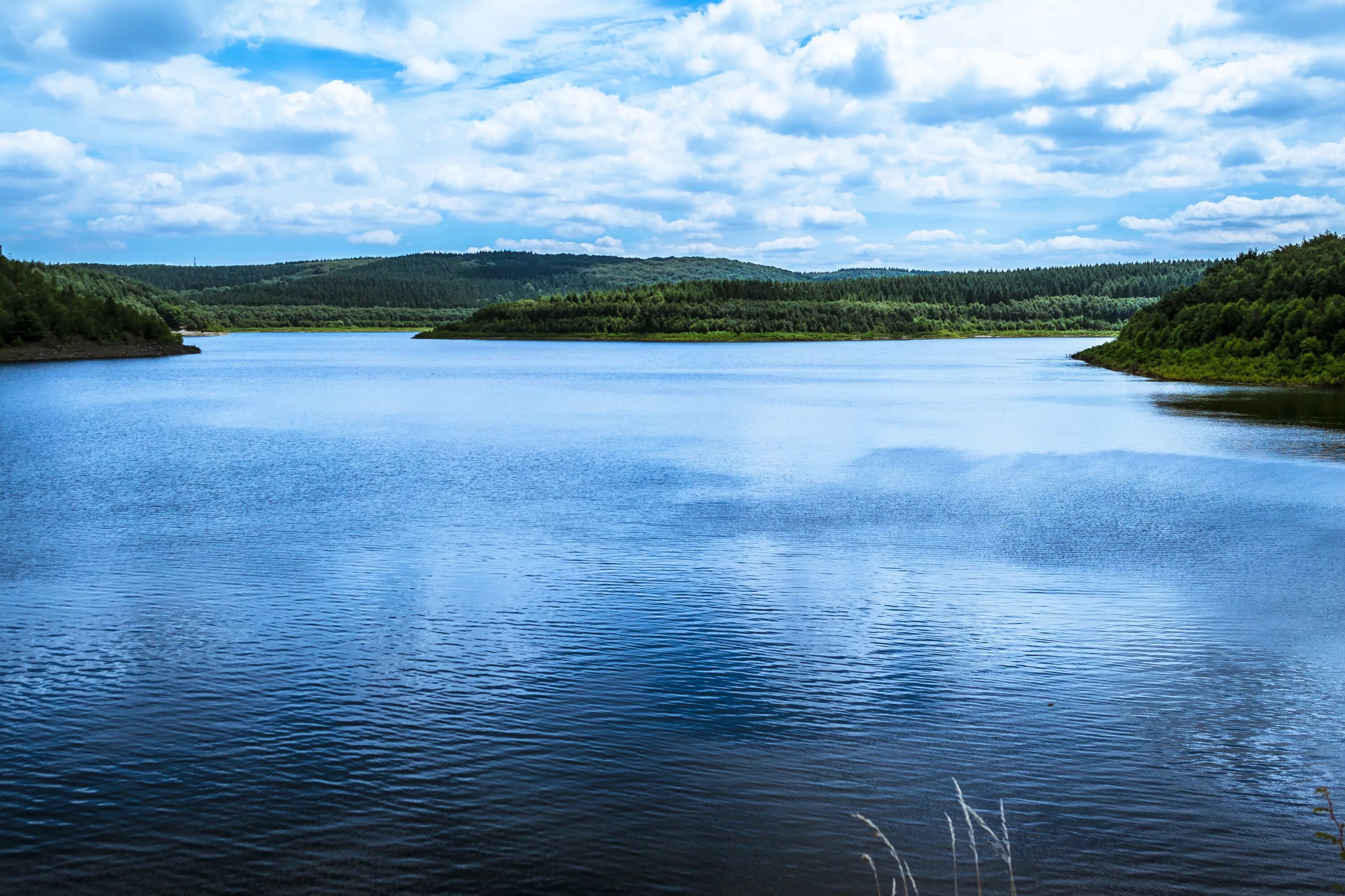 Вода озеро. Озеро водохранилище. Водная гладь. Поверхностные водоемы. Воды рек используются