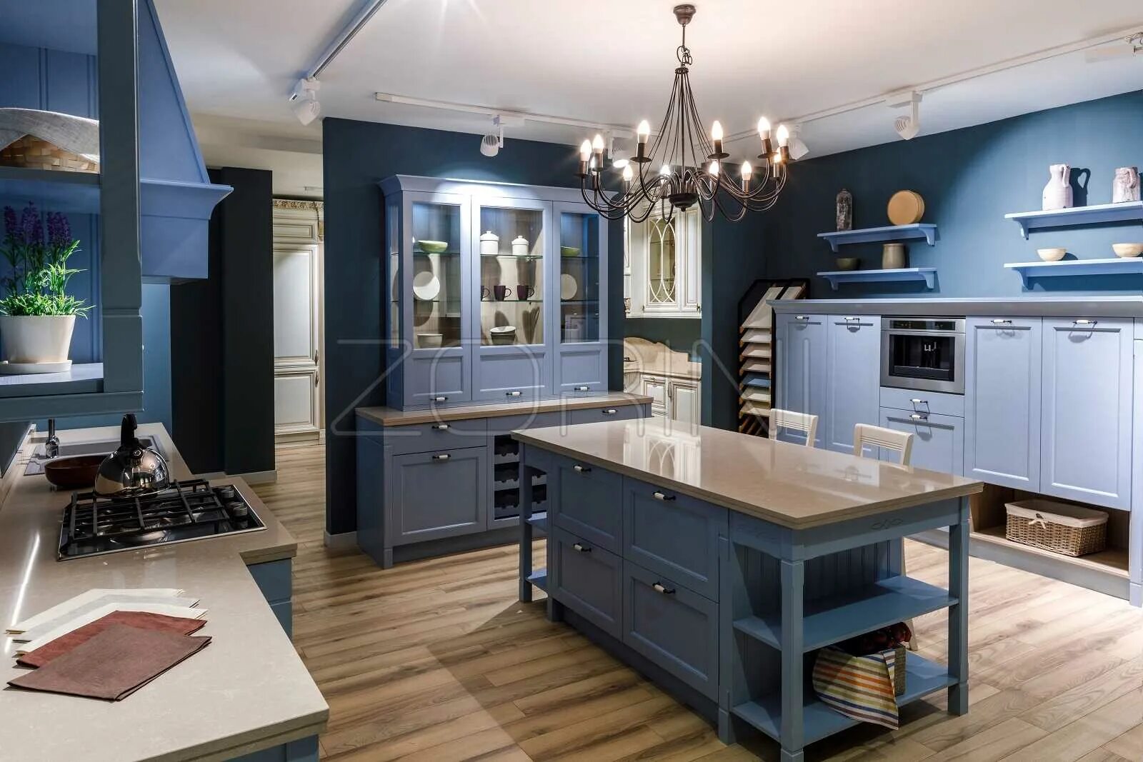 Синяя кухня. Темно синяя кухня. Темно синяя кухня Неоклассика. Синяя кухня в парижском стиле. Нео классика кухни в синей гамме.