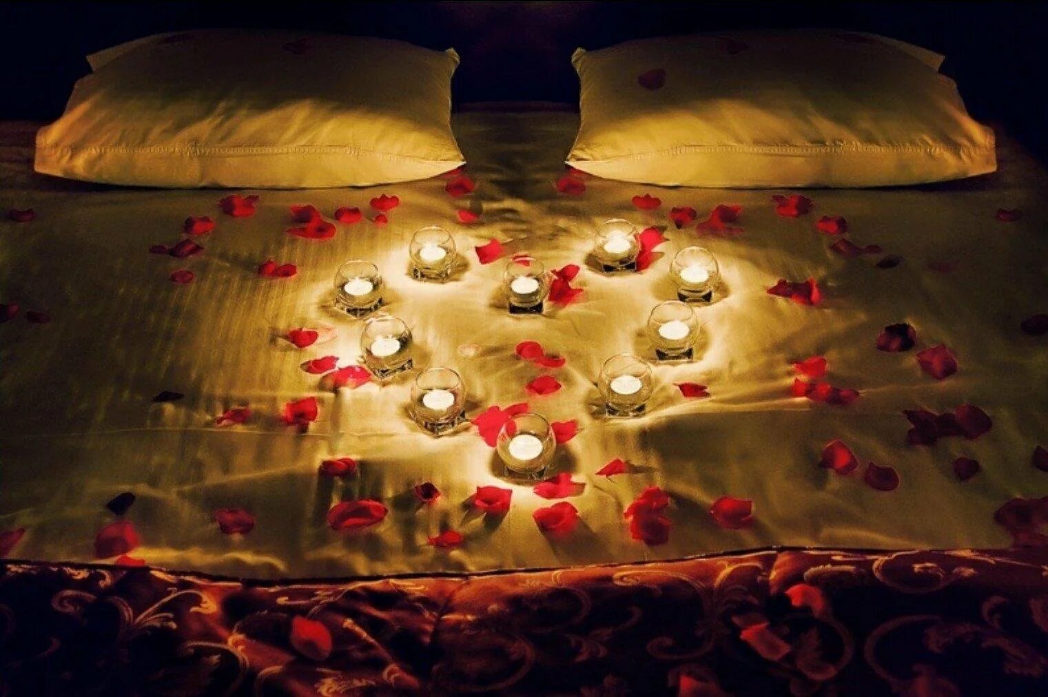 Лепестки роз на постели. Лепестки роз на кровати. Кровать усыпанная лепестками роз. Романтичная обстановка. Спокойную романтическую