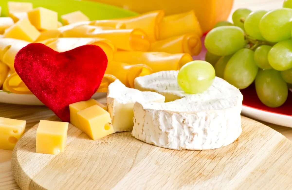 Сыры сердце. Французы едят сыр. Употребление сыра. Сыр есть сыр.