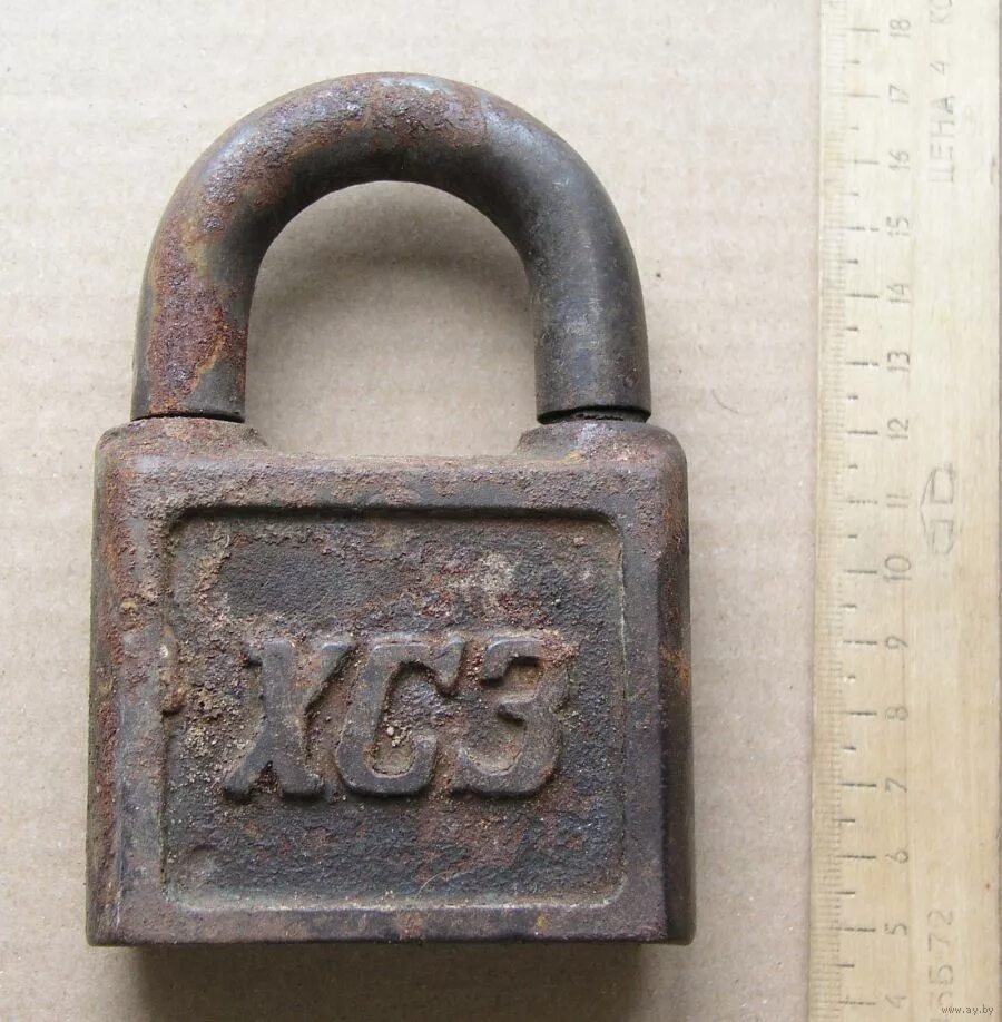 замок навесной большой. замок навесной старинный. амбарный ключ. старый навесной замок. старый навесной замок.