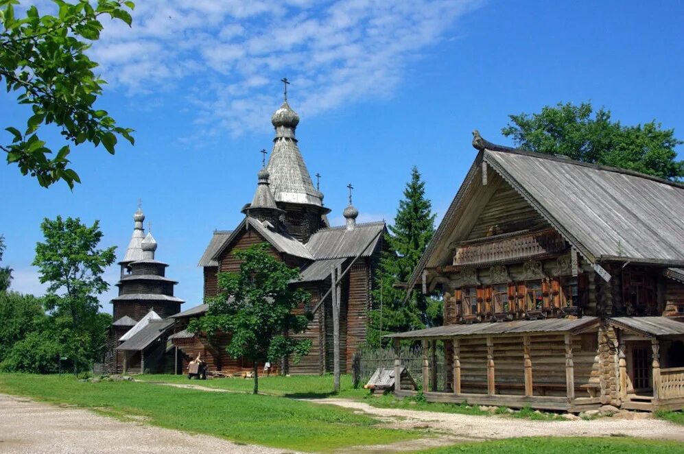 В каком городе находится деревянного зодчества. Деревянное зодчество Витославлицы в Великом Новгороде. Великий Новгород музей деревянного зодчества. Музей Витославлицы в Великом Новгороде. Новгород музей деревянного зодчества Витославлицы.