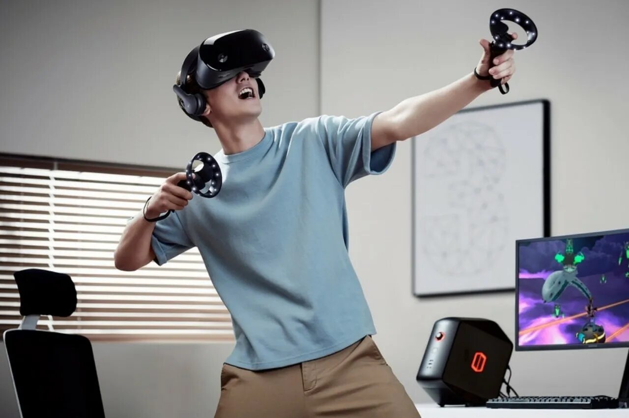 Аренда виар. Шлем виртуальной реальности Samsung Odyssey. Шлем/очки виртуальной реальности (HMD – head Mounted display).. Человек в виртуальной реальности. Человек в шлеме виртуальной реальности.