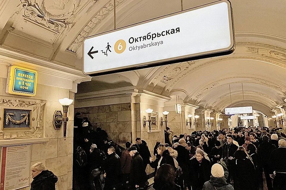 Вывеска метро. Комсомольская Кольцевая метро табличка. Указатели в Московском метро. Навигация в метро Москвы. Метро Комсомольская указатели.