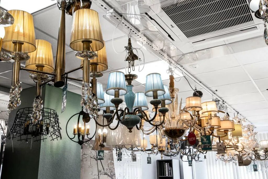 магазин люстр. много люстр. самый большой магазин люстр. интерьер магазина люстр. магазин светильников.