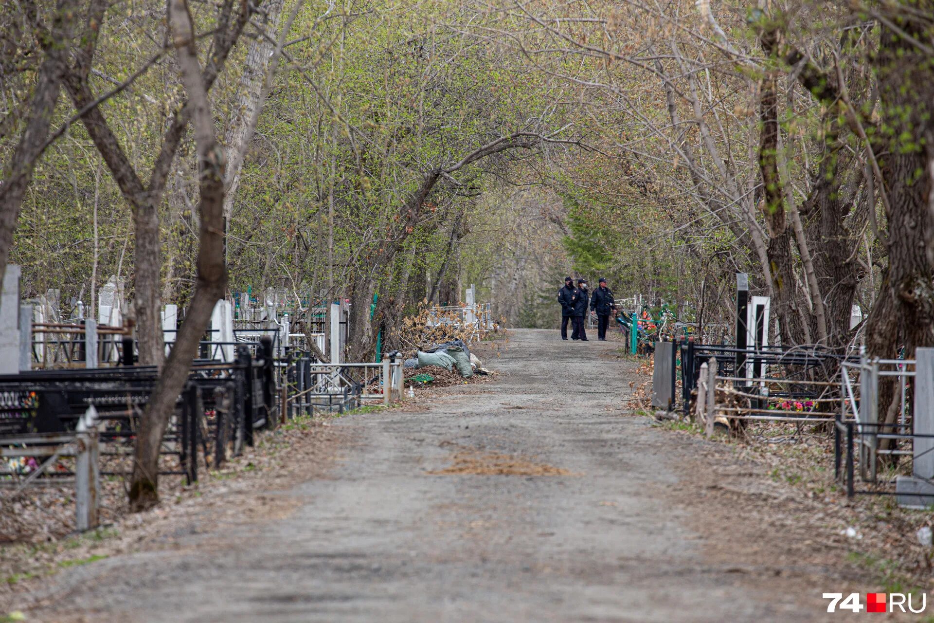 Новомосковское городское кладбище. Работа кладбищ 23 апреля Алюминиевское. Как кладбище работает.