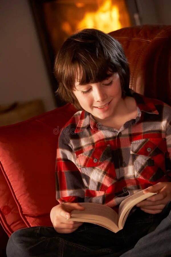 Мальчик с книгой фото.
