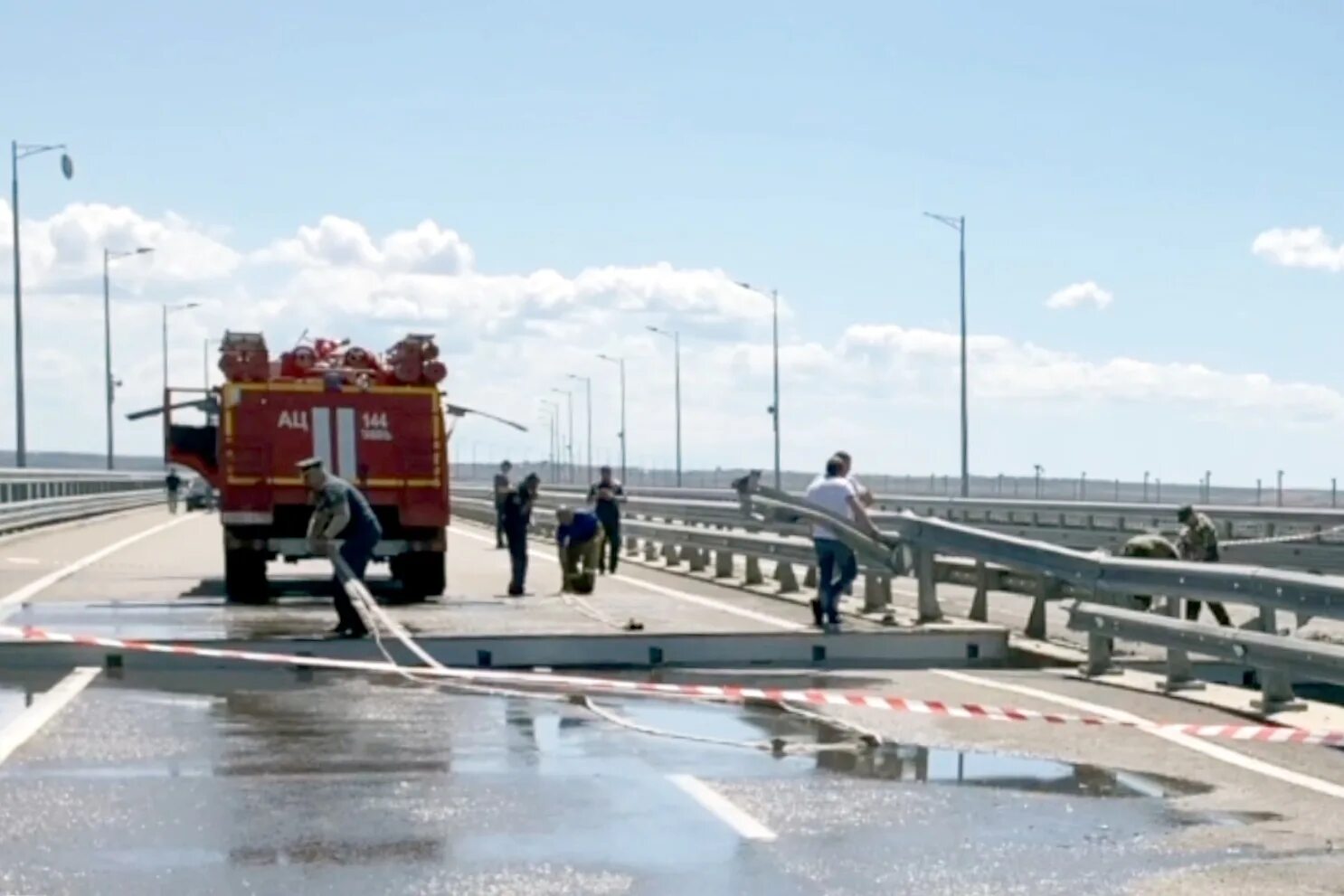 Атака на крымский мост сегодня видео. Крымский мост 22.07.2023. Крымский мост после подрыва. Теракт на Крымском мосту 2023. Крымский мост сейчас.