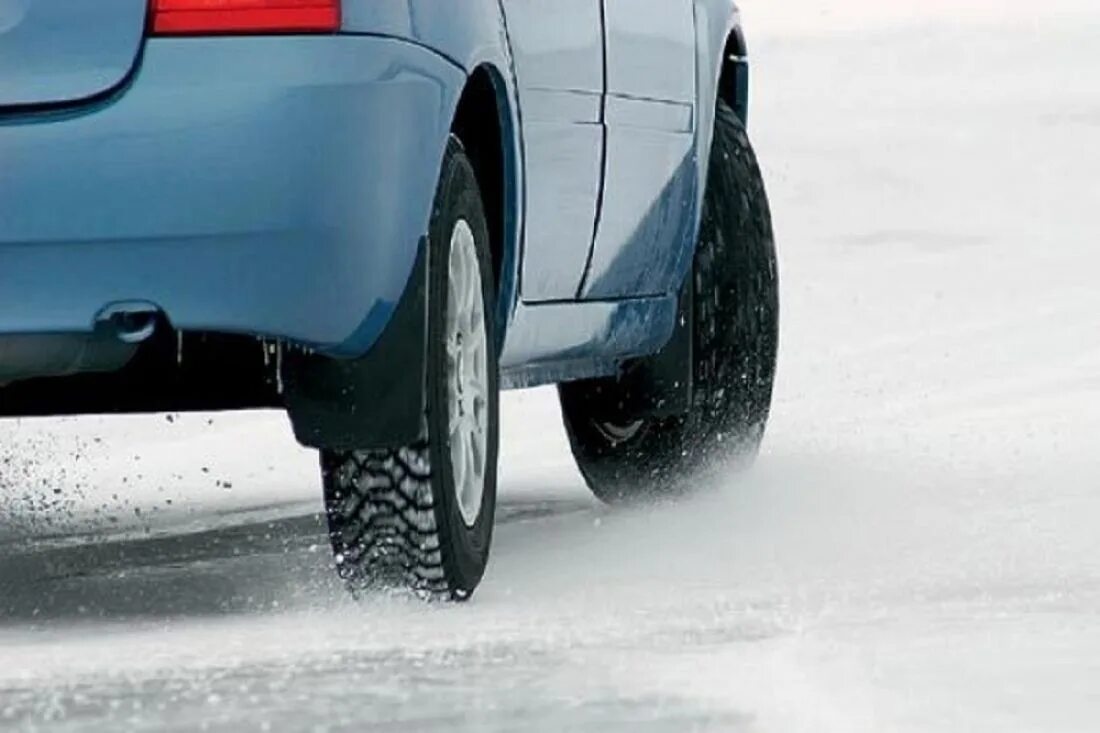 Гололед машина. Знак скользкая дорога. Скользкая. Автомобиль на дороге. Скользкая дорога картинки для детей.