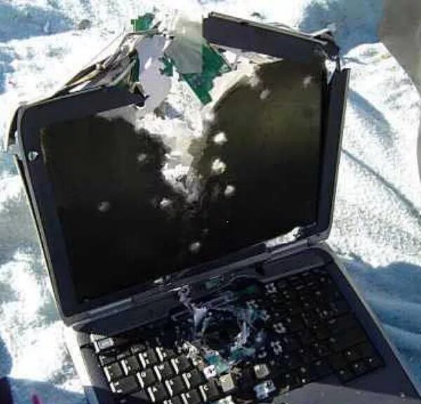 Разбил пк. Разбитый ноутбук. Сломанный ноутбук. Раздолбанный ноутбук. Поломанный ноутбук.