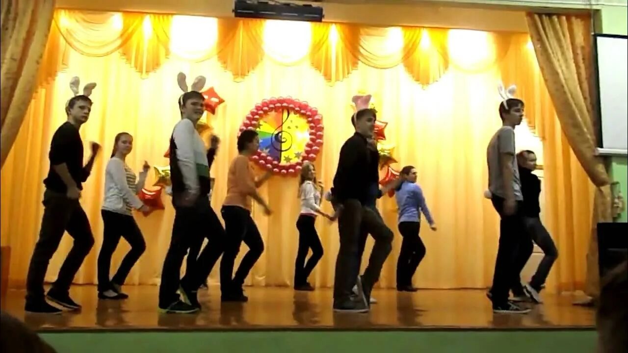 Танец веселая песенка. Танец зайчиков. Танец мальчиков зайчиков видео. Танго снежинок Волшебники двора. Танец зайца в детском саду старшая группа.