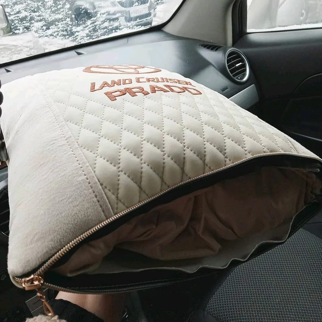 Купить автомобильную подушку. Декоративные подушки для автомобиля. Подушка-плед авто. Плед и подушка в машину. Подушка одеяло в машину.