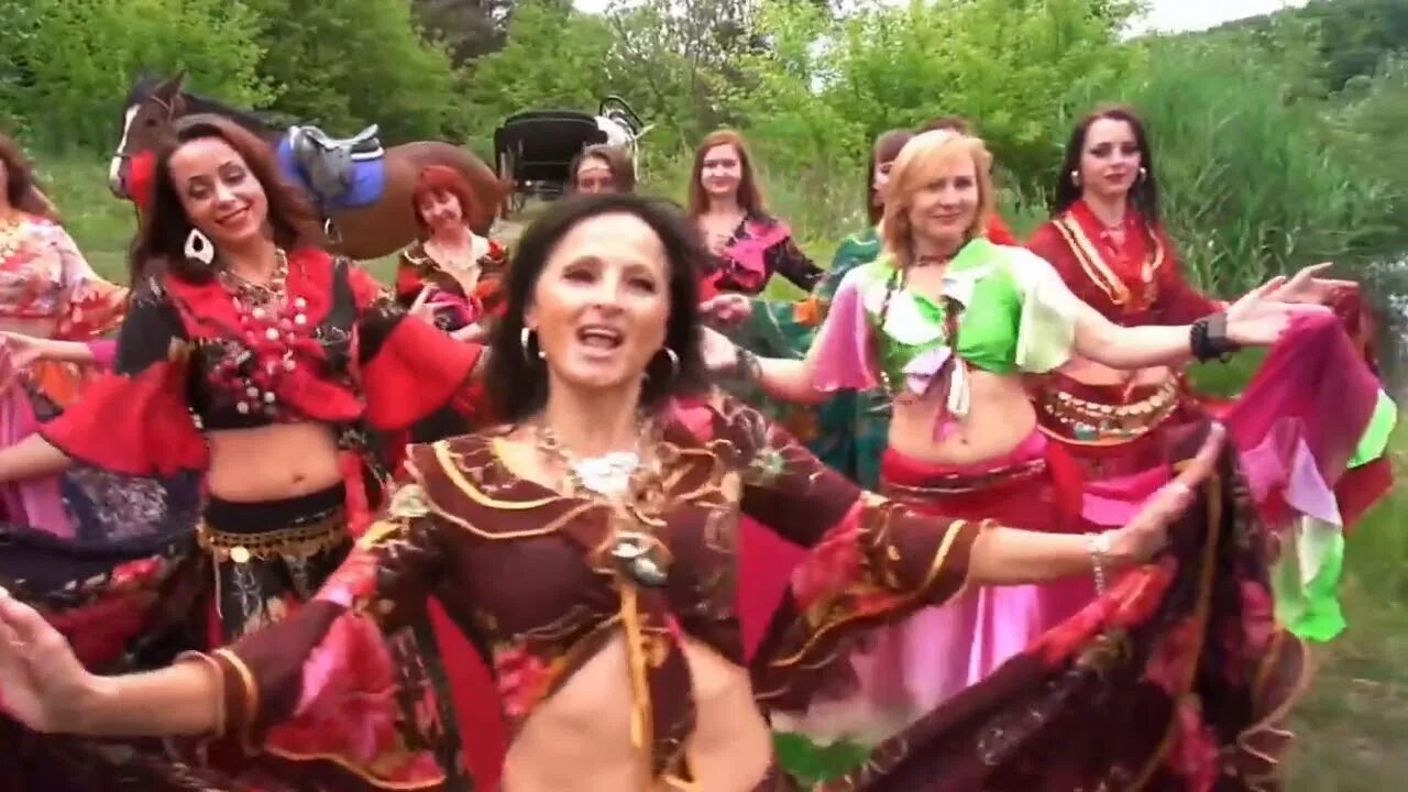 Цыганка видео. Цыганка видео. Красивая цыганская песня. Цыган поет. Цыганский ансамбль сингарелла.