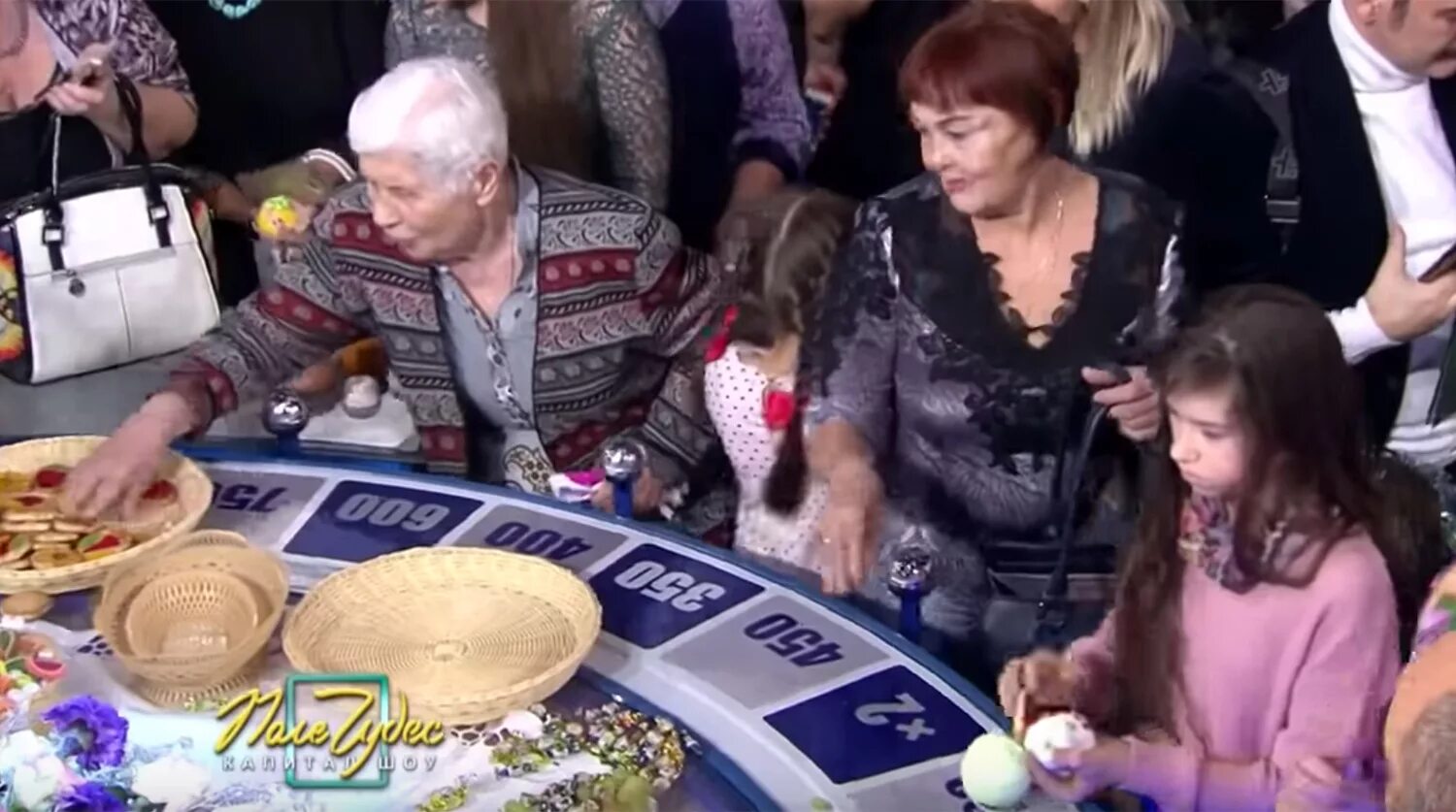 Почему нет поле чудес. Поле чудес якубович еда. светлана кофанова поле чудес. поле чудес подарки. поле чудес барабан с подарками.