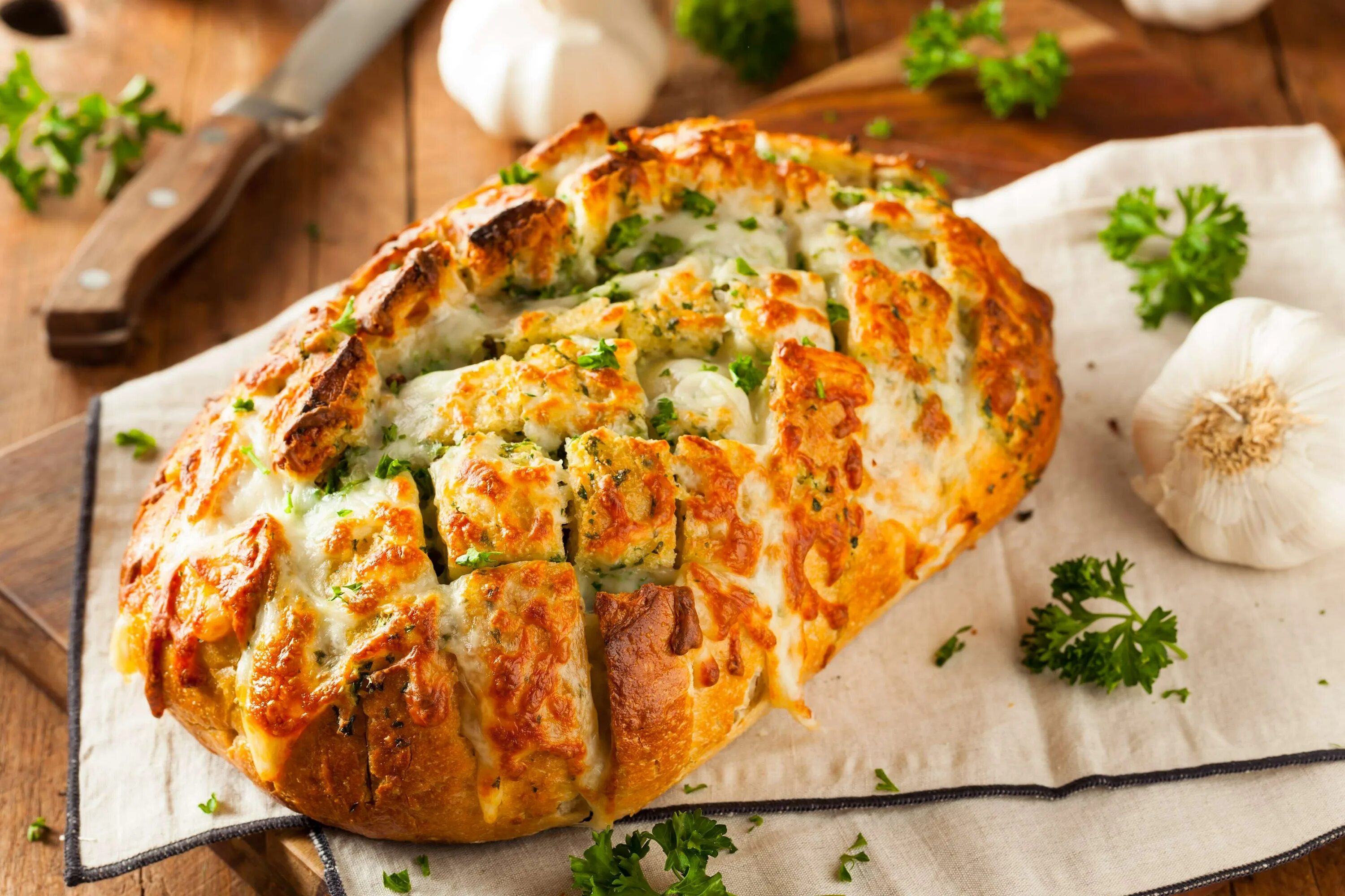 Рецепт хлеба батон. Батон с сыром и чесноком в духовке. Хлеб с сыром в духовке. Чесночный хлеб с сыром. Хлеб с чесноком и зеленью.