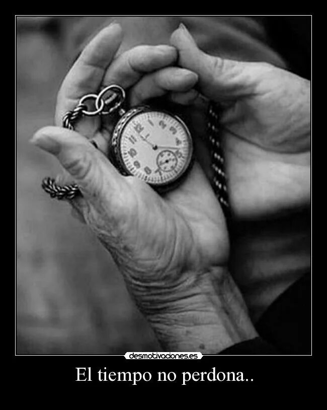Рука держащая часы. Карманные часы в руке. Старинные часы в руке. Часы карманные на ладони. Старые часы на цепочке в руке.