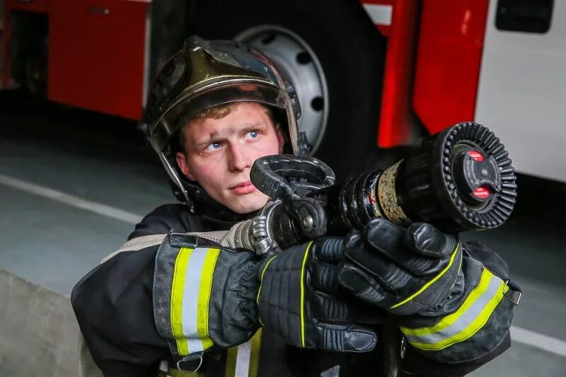 Пожарный. Профессиональный пожарный. Фото пожарных. Профессия пожарный.