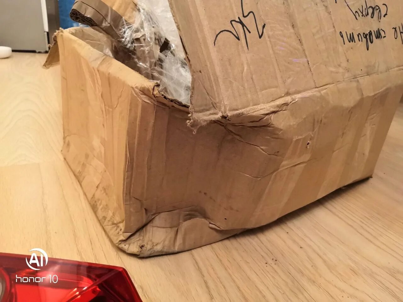 Сломанная посылка. Разбитая упаковка посылки. Разбитая коробка. Испорченные коробки на складе.
