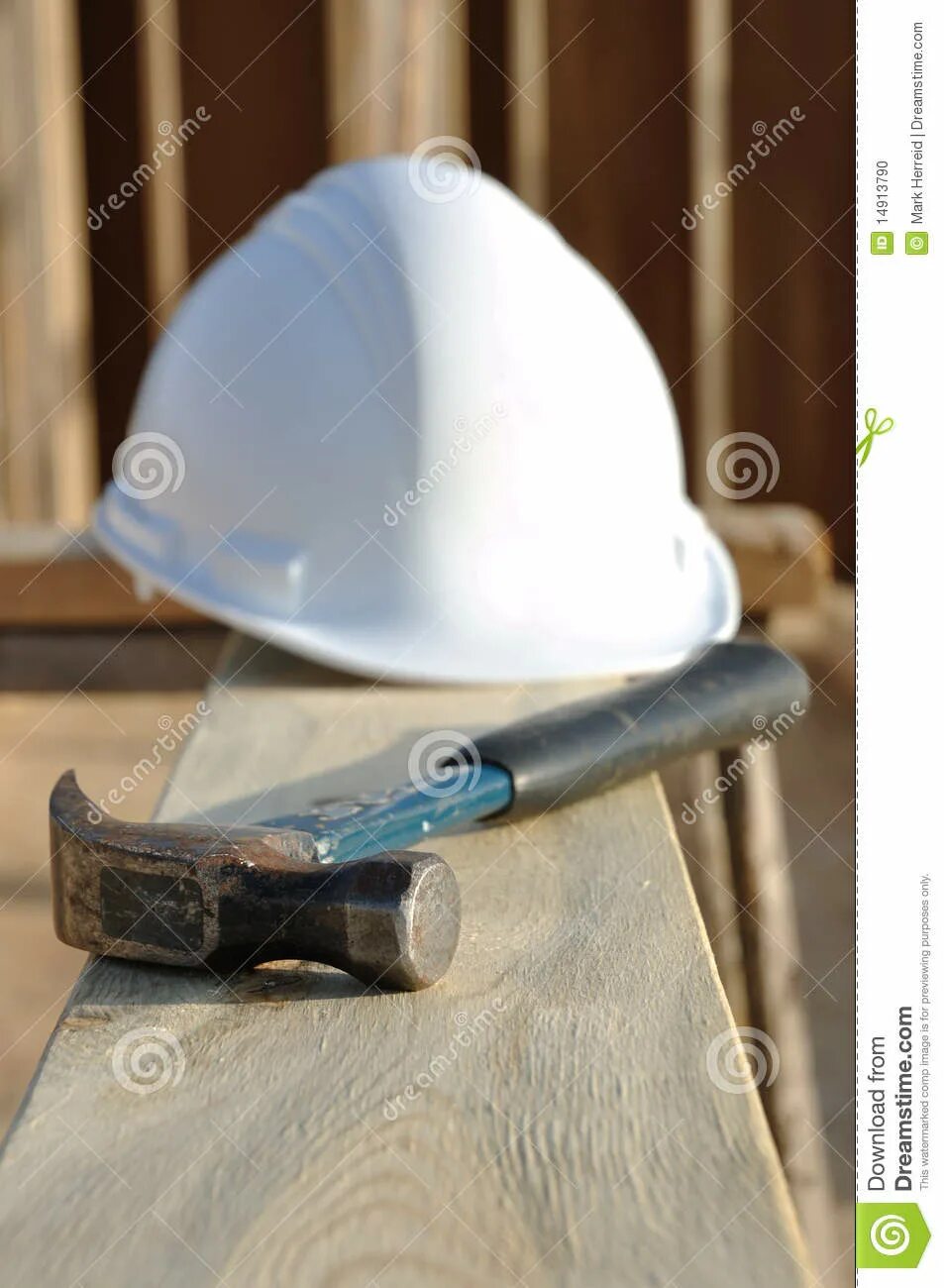 Бьют по каске