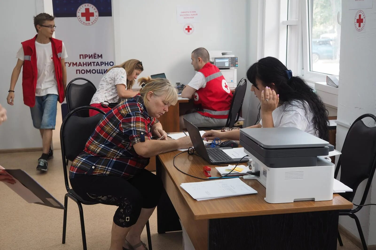 Красный крест воронеж. Красный крест Белгород. Школьник журналист. Красный крест Украина.