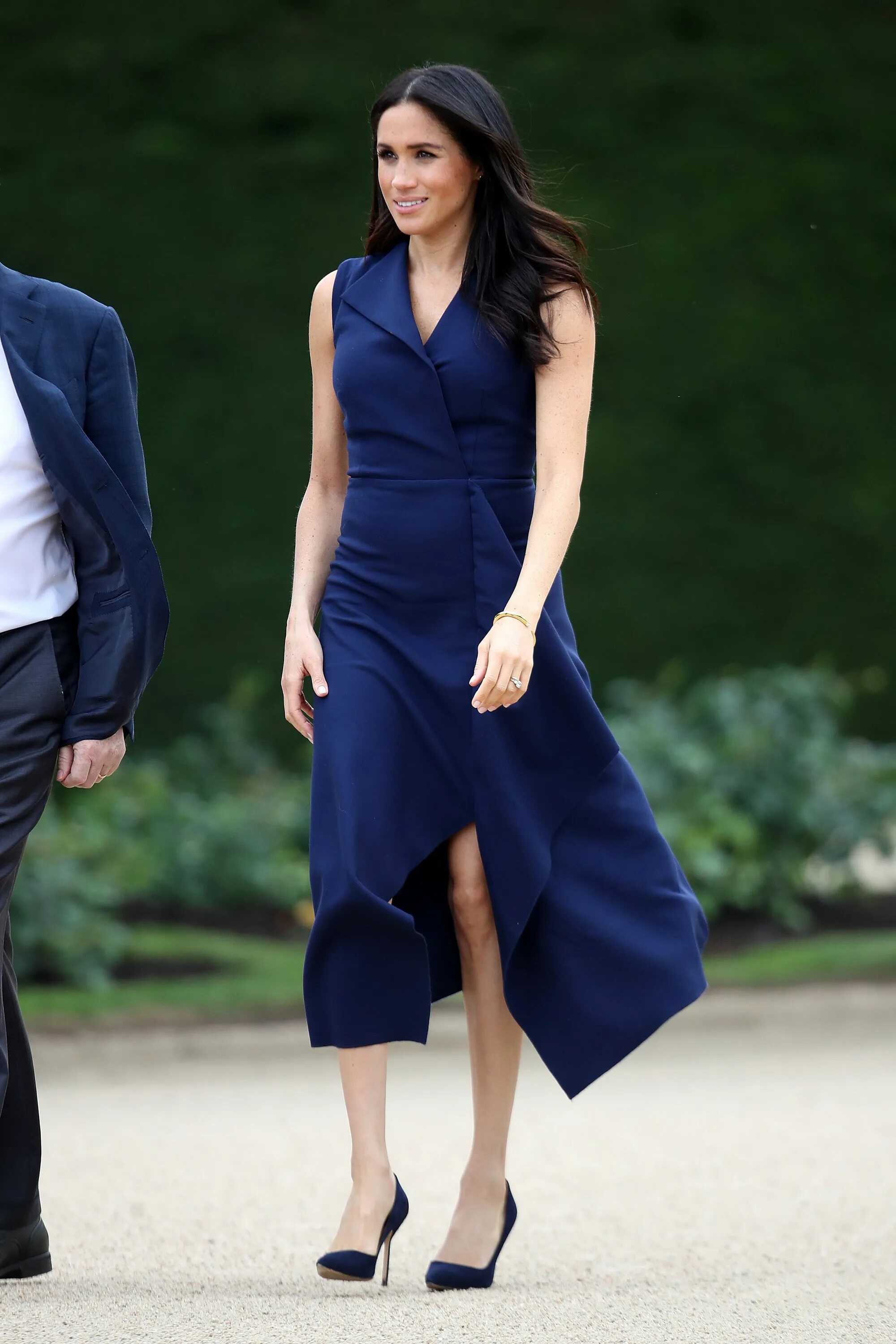 Меган маркл рост. Meghan markle платья. меган маркл в синем платье. меган маркл в платье oscar de la renta. бело-голубое платье меган маркл.