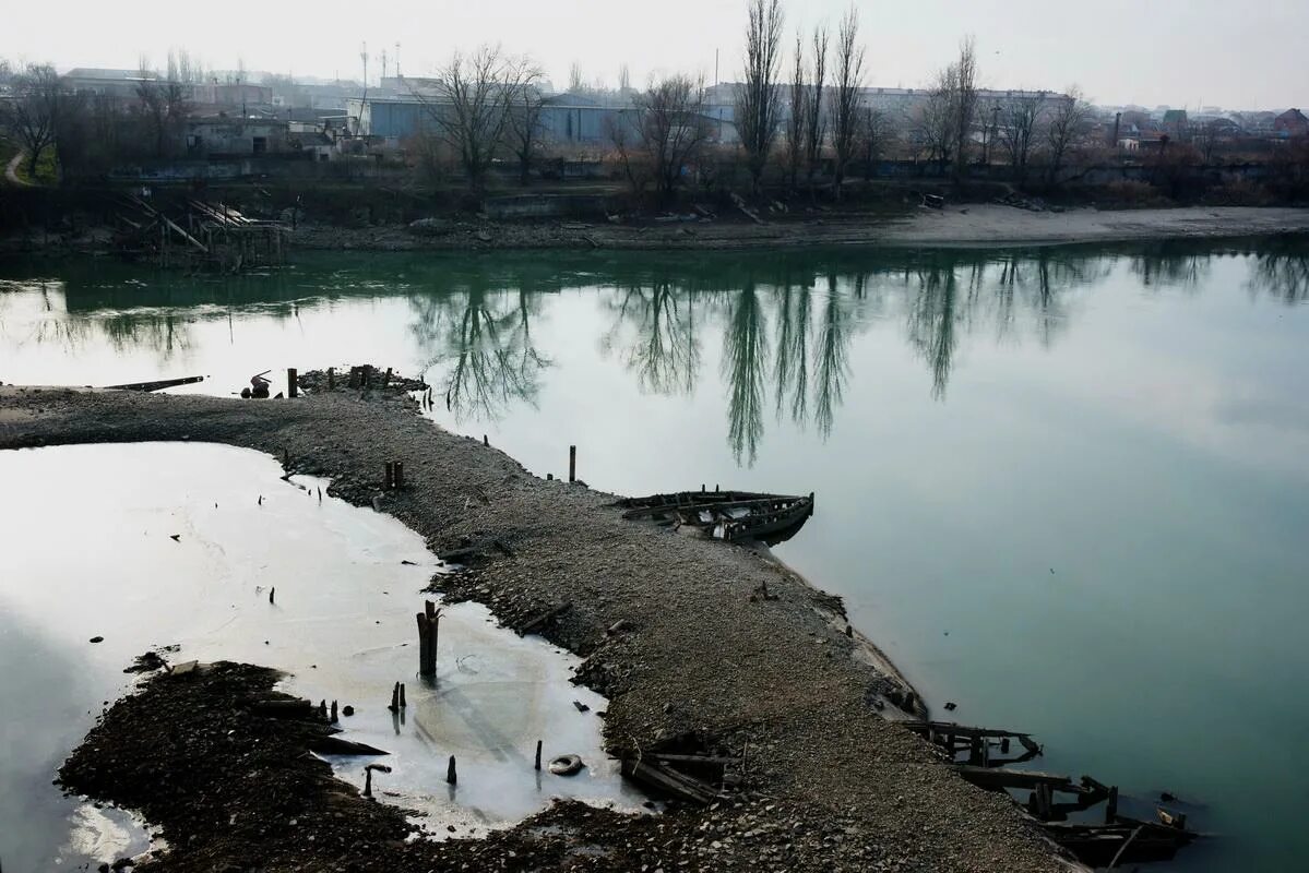 Температура воды в реке кубань. Загрязненная река Кубань. Река Кубань загрязнена. Загрязнение реки Кубань. Половодье реки Кубань.