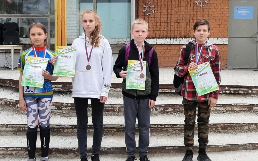 Дюсш 19 екатеринбург. Дюсш 19 екатеринбург хоккей. Екатеринбург конькобежный спорт детский стадион. Сш 19 детский стадион. Вяткин спортивное ориентирование екатеринбург.