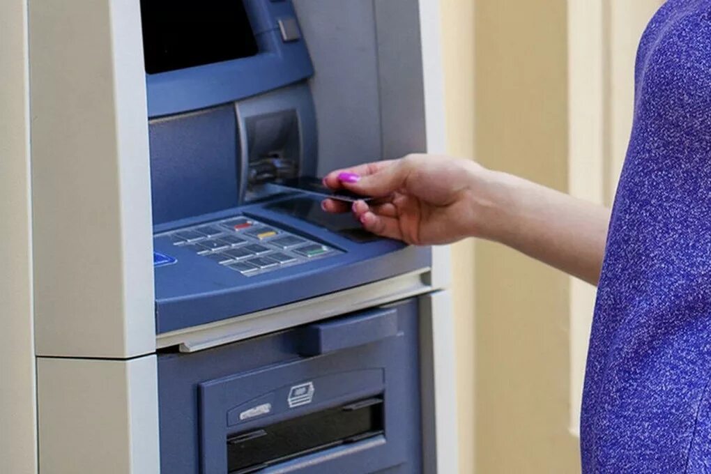 Для каких операций используют банкомат чаще всего. Банкомат. Женщина у банкомата. Деньги в банкомате. Женщина у банкомата с деньгами.
