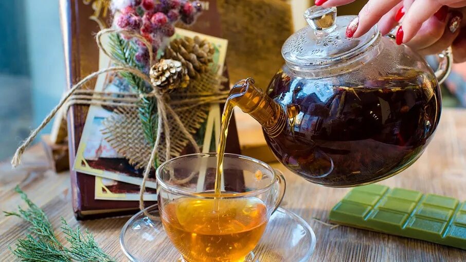 Заваривая чай мне хотелось угостить друзей вкусным. Заваренный травяной чай. Травяной чай в чайнике. Чай с хвоей. Чай горные травы в чайнике.
