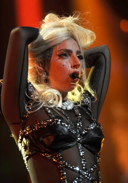 Леди гага выступления. Леди гага выступление. lady gaga vogue. lady gaga зубы. леди гага домовой.