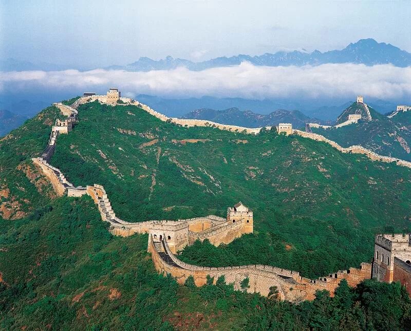 Сколько километров великая китайская. Великая китайская стена. Семь чудес света китайская стена. Великая китайская стена сверху. Бадалин Пекин замок.