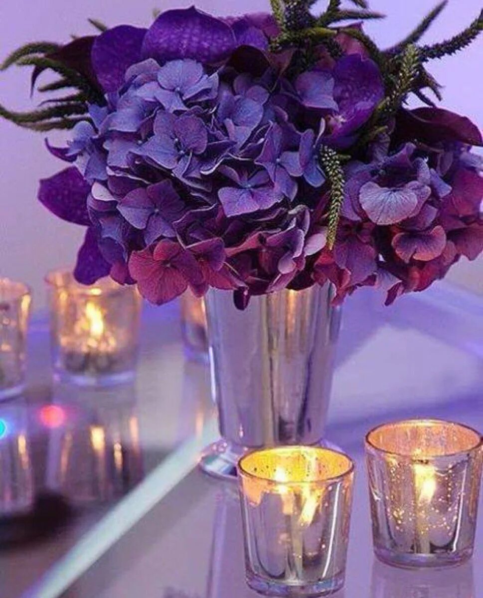 Букет роз вечер. Красивые цветы в вазах. Красивый букет в вазе. Цветочная композиция в вазе. Фиолетовые цветы.