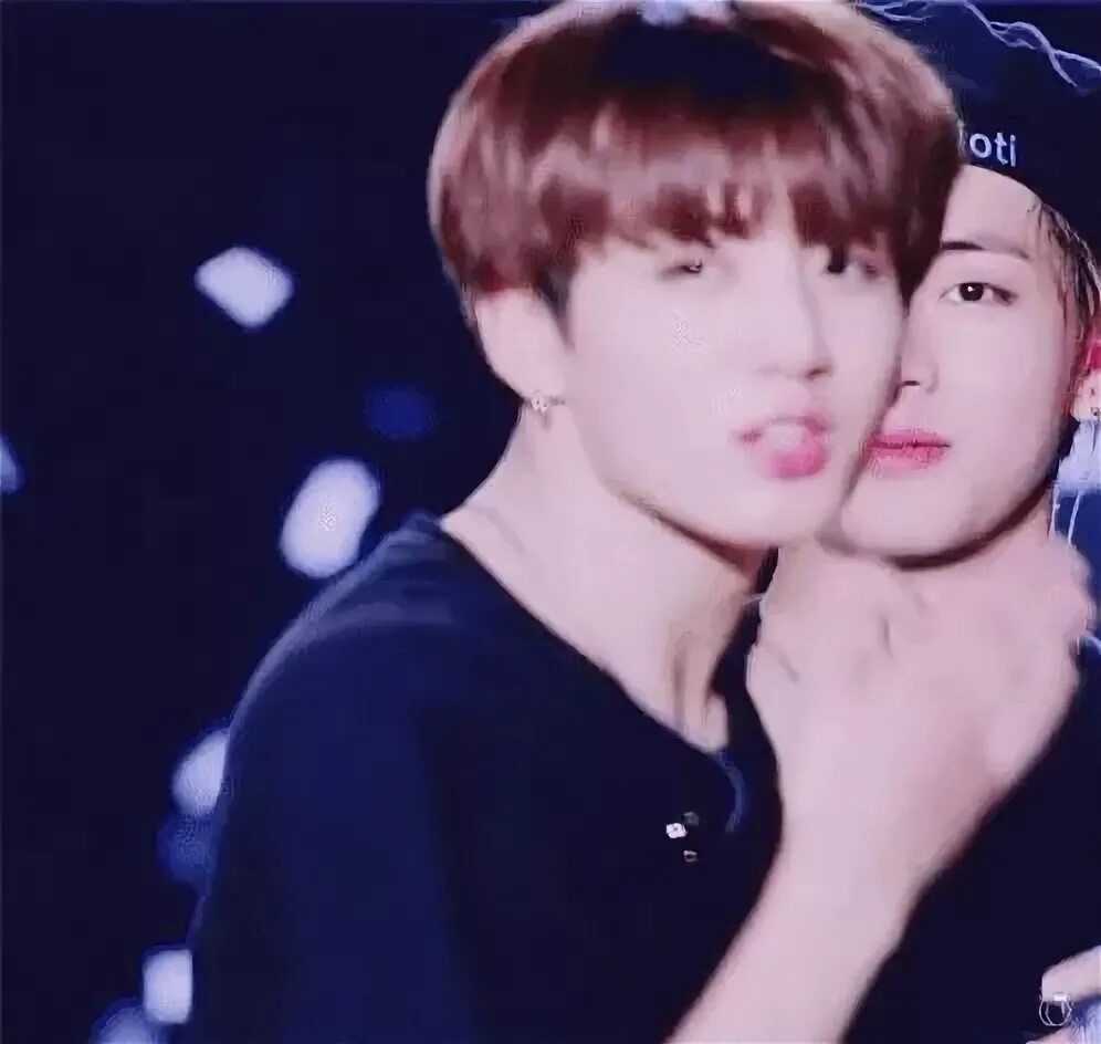 Гиф бтс чонгук. Бтс vkook. Bts чимин и чонгук. Jungkook air kiss. Гиф бтс чонгук.
