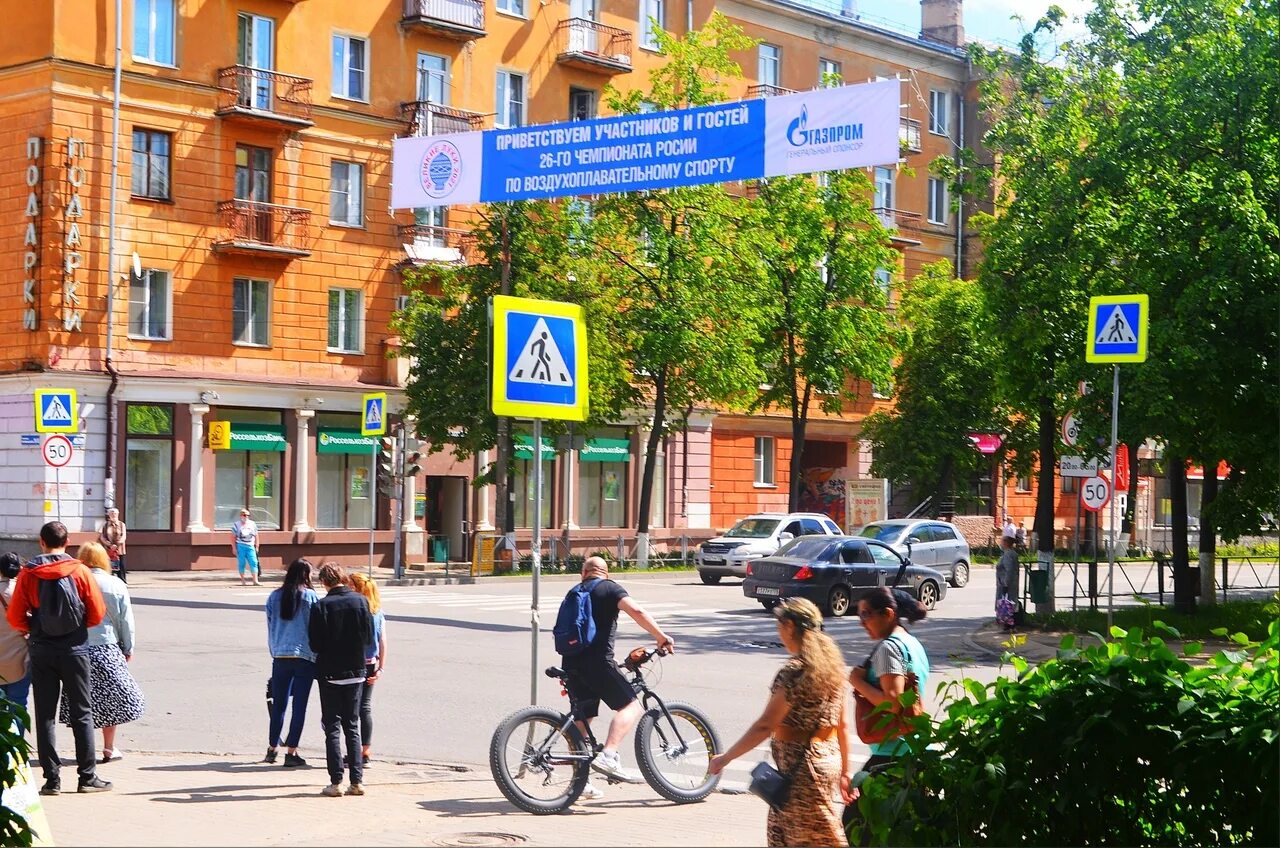 Граждане великие луки. Улица с баннерами в марте. Орёл баннер узкий.