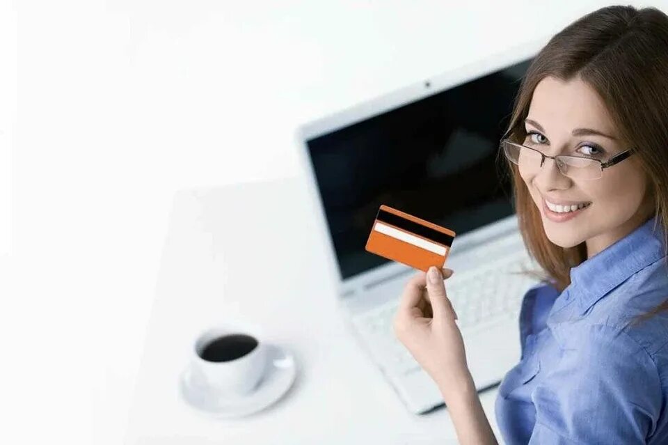 Техника кредитной картой. Девушка с кредитной картой. Девушка с ноутбуком и картой. Человек с кредитной картой. Женщина с пластиковой картой.