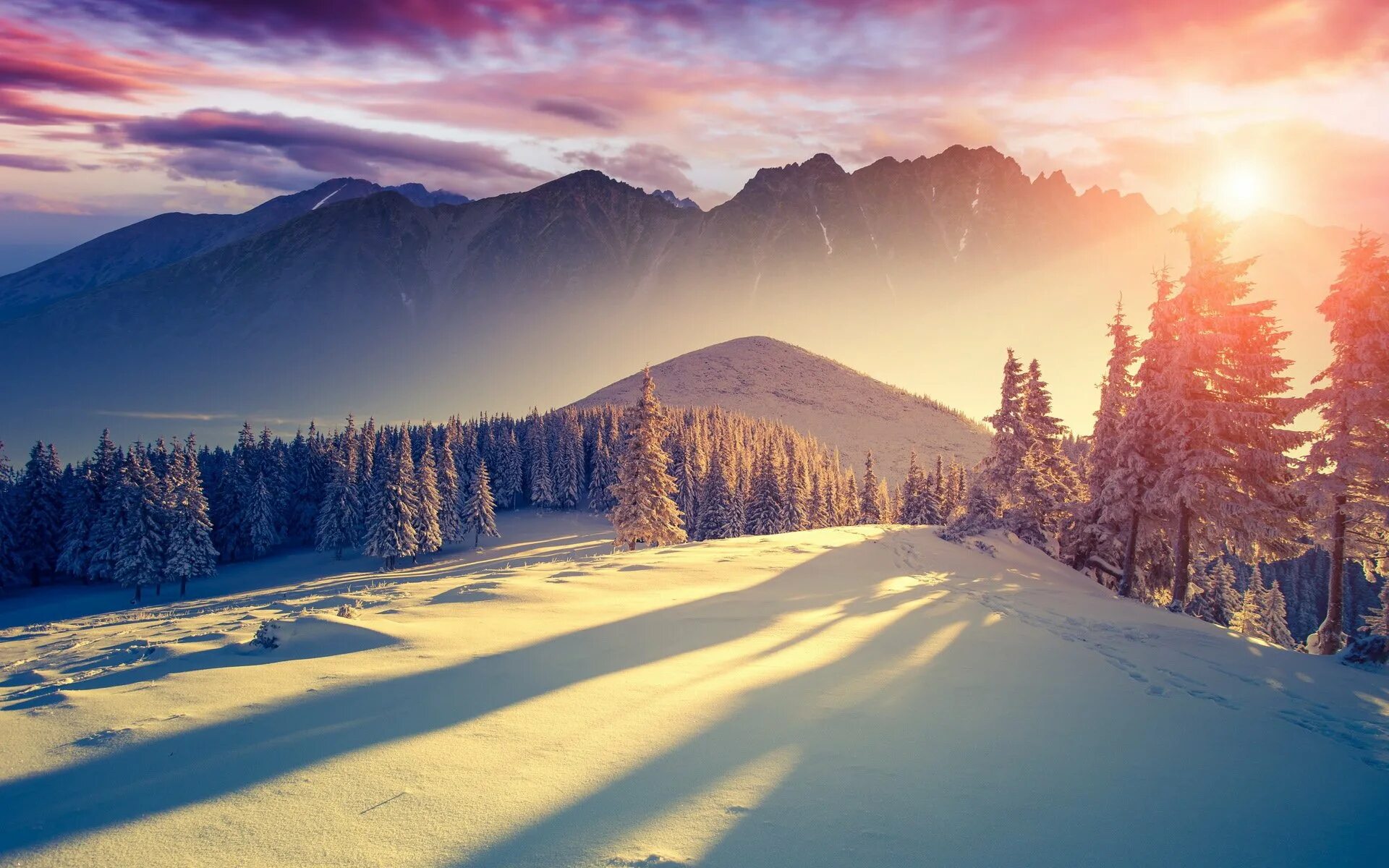 Зимний закат. Снежный пейзаж. Зимние горы. Зима горы солнце.