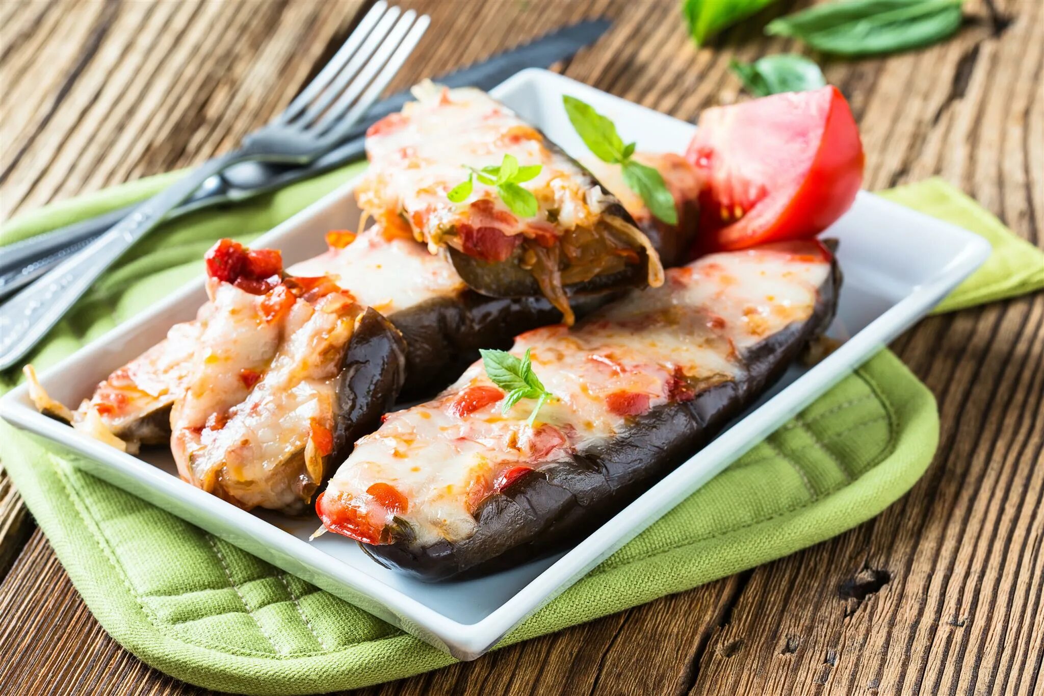 баклажаны с помидорами и мягким сыром. баклажаны с сулугуни. запечённые баклажаны в духовке с помидорами. баклажаны с помидорами и мягким сыром. баклажаны с помидорами и чесноком и сыром.