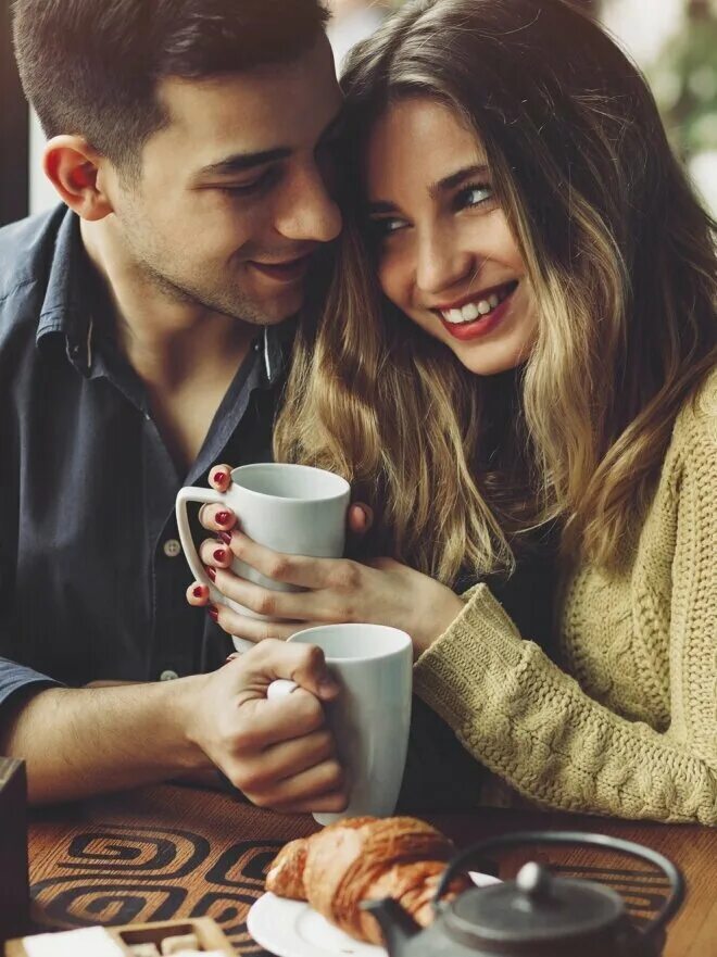 Люблю попить. Парень и девушка с кофе. Парочки с кофе. Мужчина и женщина с кофе. Мужчина и женщина за чашкой кофе.