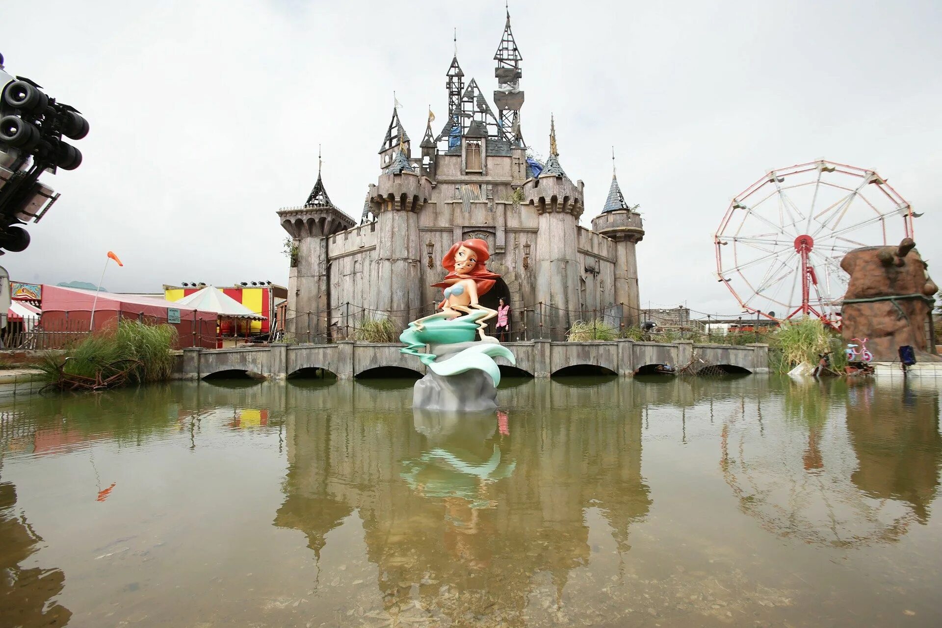 Бэнкси парк Dismaland. Заброшенный парк Дисней 1976. Заброшенный парк Диснейленд 1976. Заброшенный парк аттракционов Диснейленд. Развлечения второй