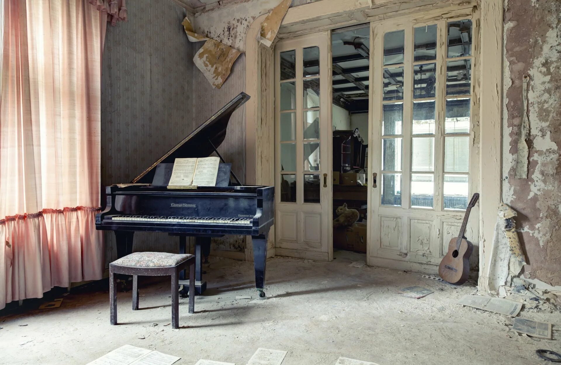 Гитара пианино. Старинная комната с роялем. Гитара и фортепиано. Пианино в интерьере. Музыка пианино гитара