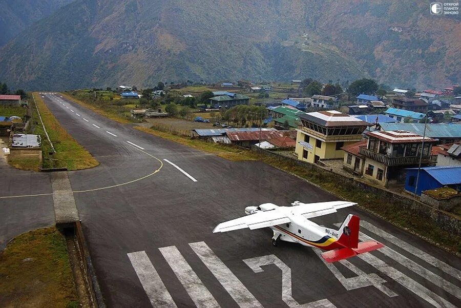 Аэропорт Лукла Непал. Самый опасный аэропорт в мире Лукла. Аэропорт имени Тэнцинга и Хиллари, Непал. Лукла Непал самый опасный аэропорт. Аэродром в скале