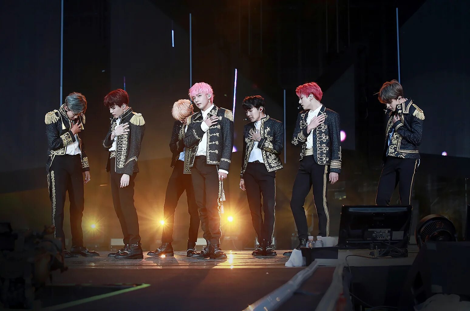 Bts high. Группа на сцене bts. love yourself bts концерт. bts world tour love yourself in seoul. бтс love yourself концерт.