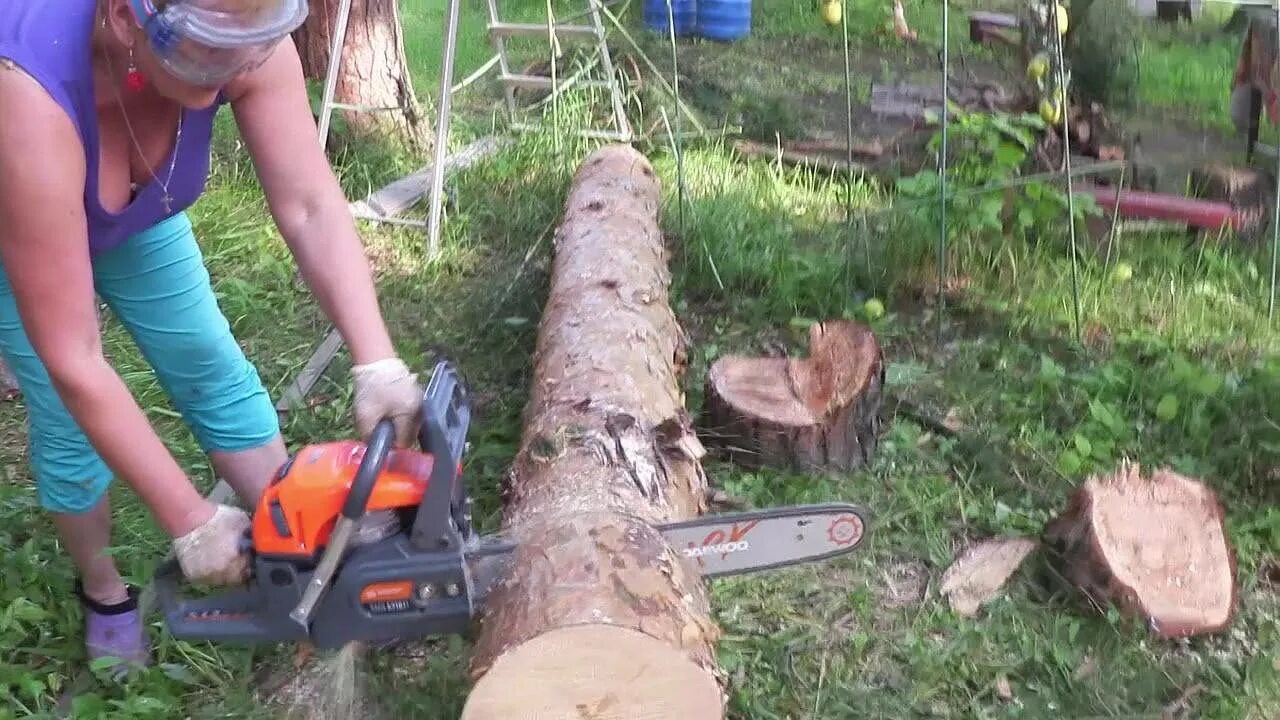 Пилить дрова бензопилой. Пилить видео. Пилить видео. Пилить видео. Валка деревьев бензопилой.