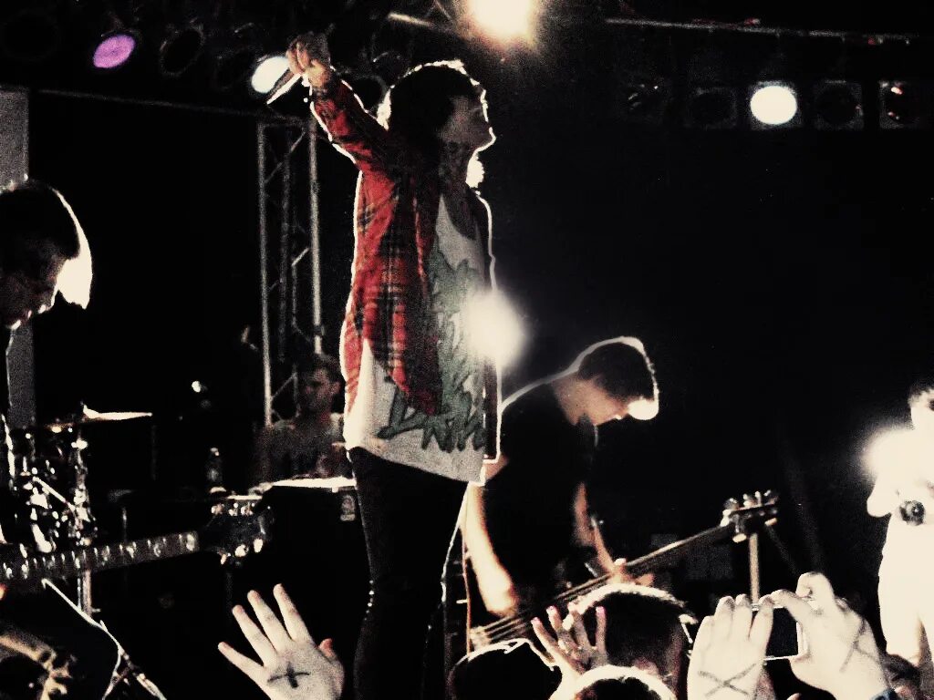 Bring me to stay. John Jones bmth. Bring me the Horizon звезда. Bmth 1920 х 640. Bring me the Horizon СПБ 2008.